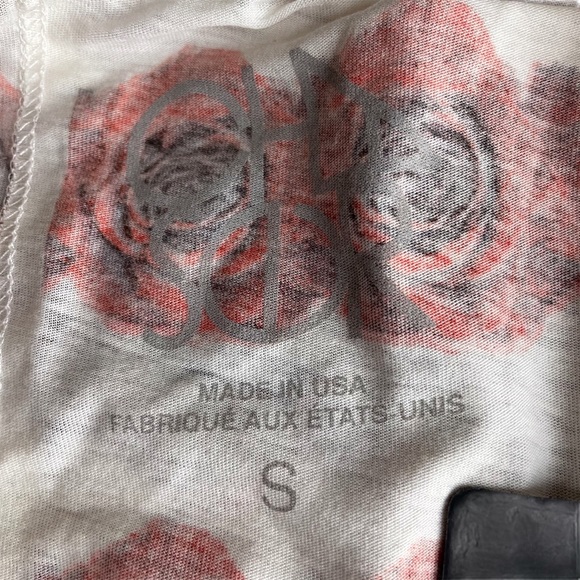 Chaser Rose Print V-Neck Tee Shirt Size S K40 - Picture 3 of 8